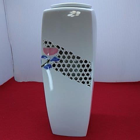 １２００ 蔵出し 珍品　有田焼 赤松白斎　白磁の花瓶　 透かし模様が魅力