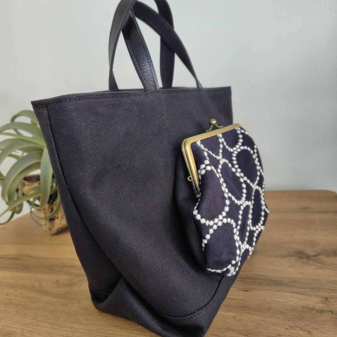 ミナペルホネン /2025タンバリンネイビー×白/がま口ポケット付きMSトート