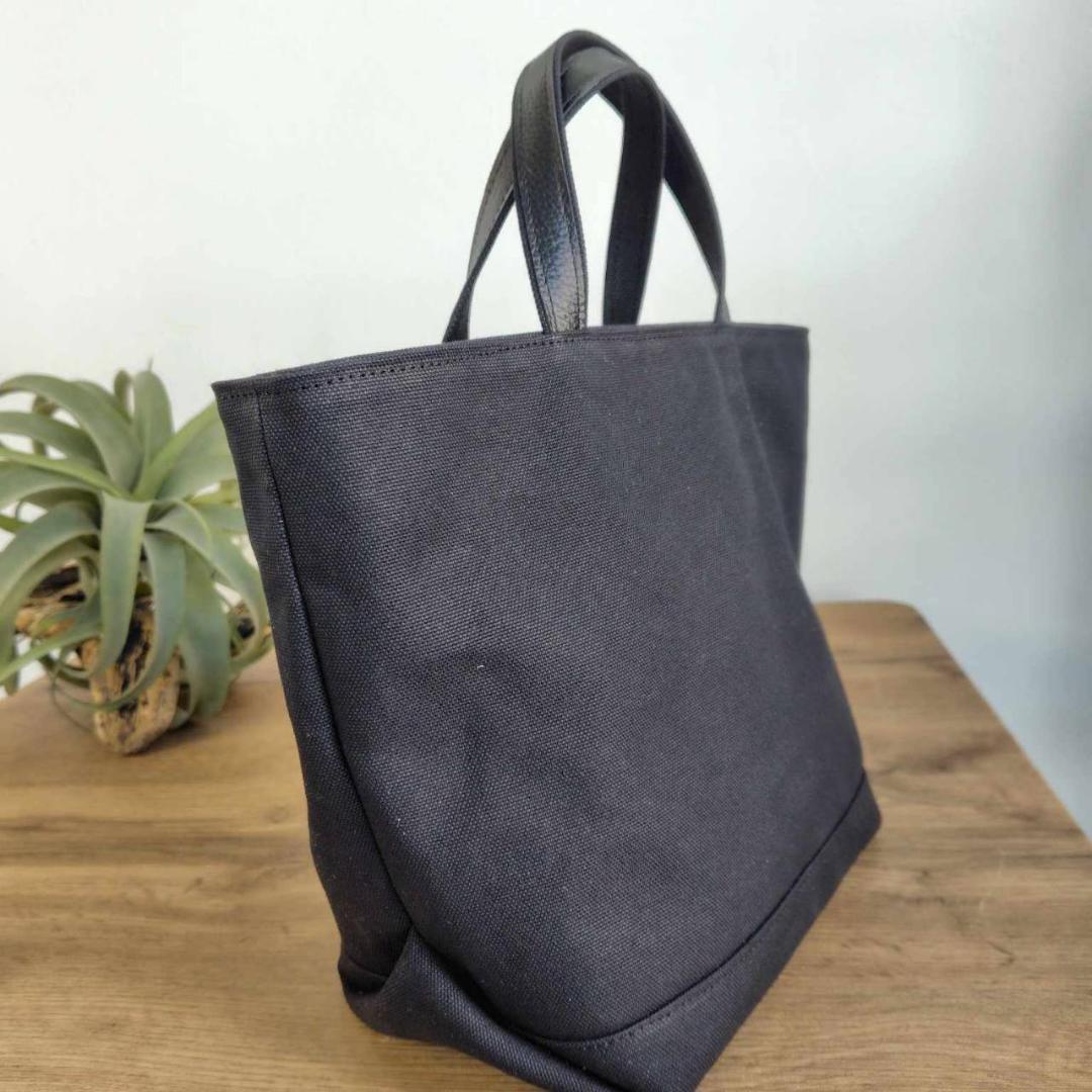 ミナペルホネン /2025タンバリンネイビー×白/がま口ポケット付きMSトート