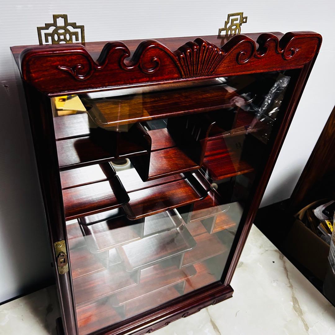 【美品】葡萄彫刻 木製ディスプレイ キャビネット 背面ミラー 唐木 飾り棚 骨董