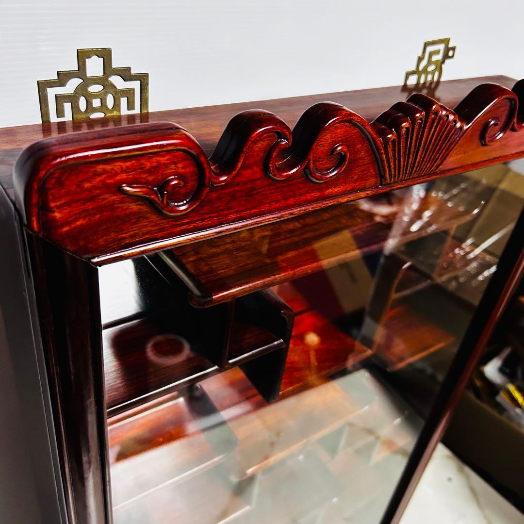 【美品】葡萄彫刻 木製ディスプレイ キャビネット 背面ミラー 唐木 飾り棚 骨董