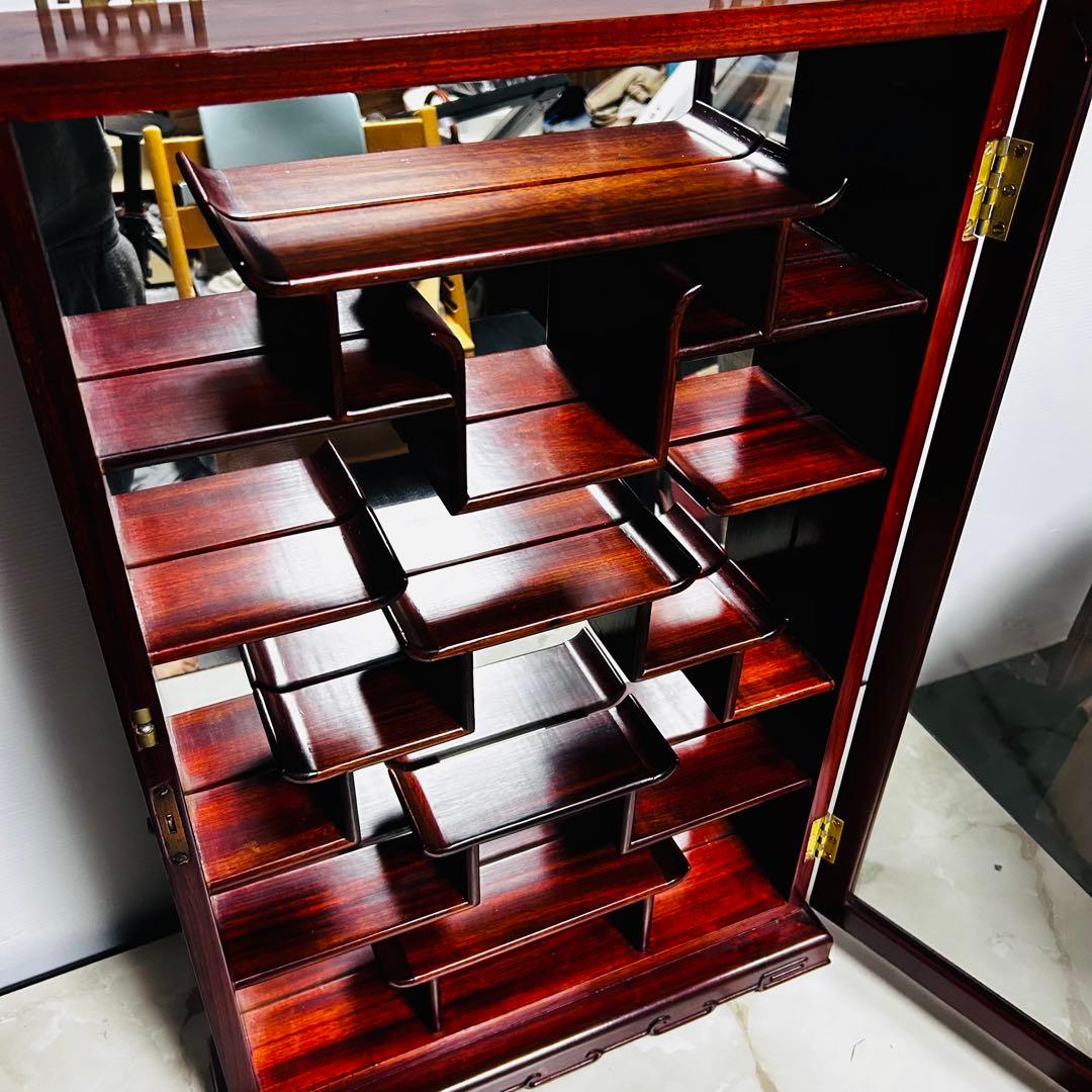 【美品】葡萄彫刻 木製ディスプレイ キャビネット 背面ミラー 唐木 飾り棚 骨董