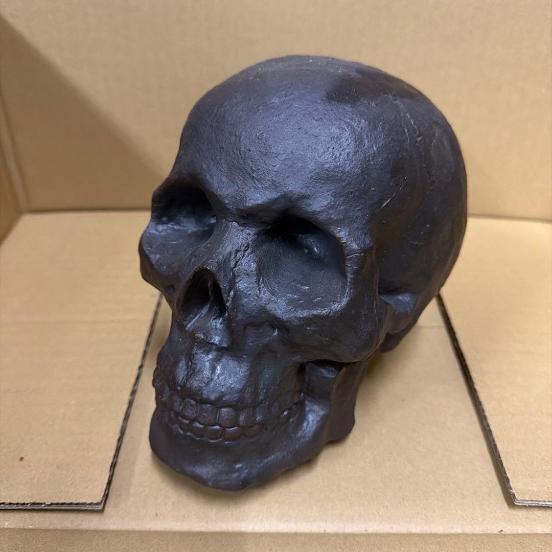 ダークブラウンの頭蓋骨置物　陶器