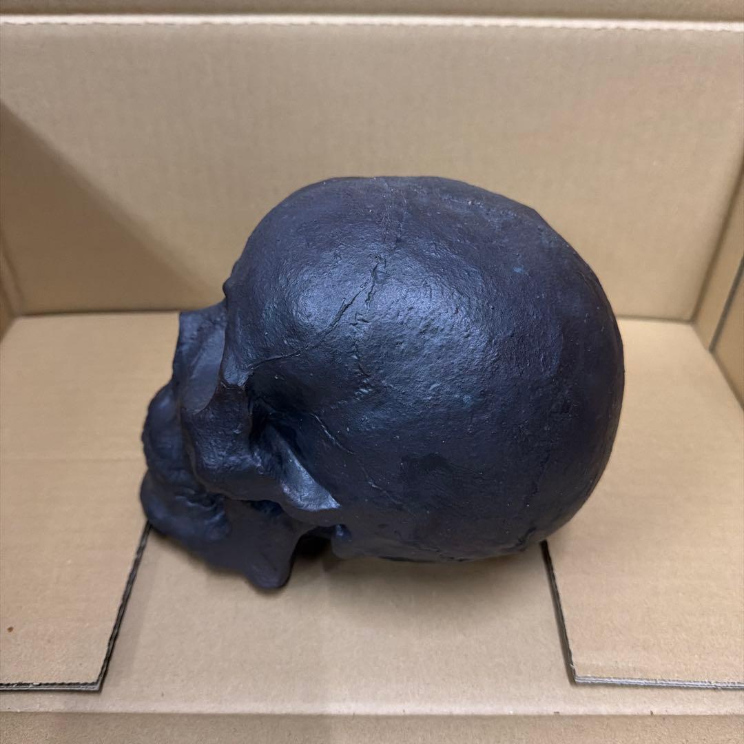 ダークブラウンの頭蓋骨置物　陶器