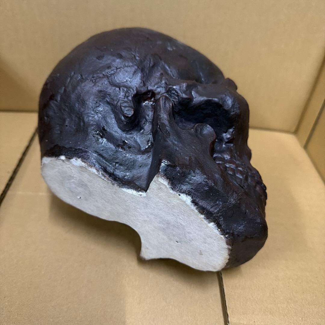 ダークブラウンの頭蓋骨置物　陶器