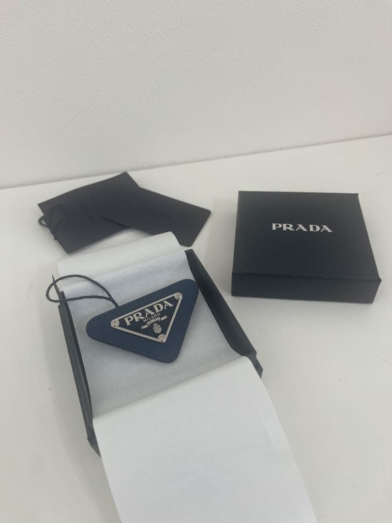 正規品　新品未使用　PRADA ネイビー　トライアングル　レザーブローチ