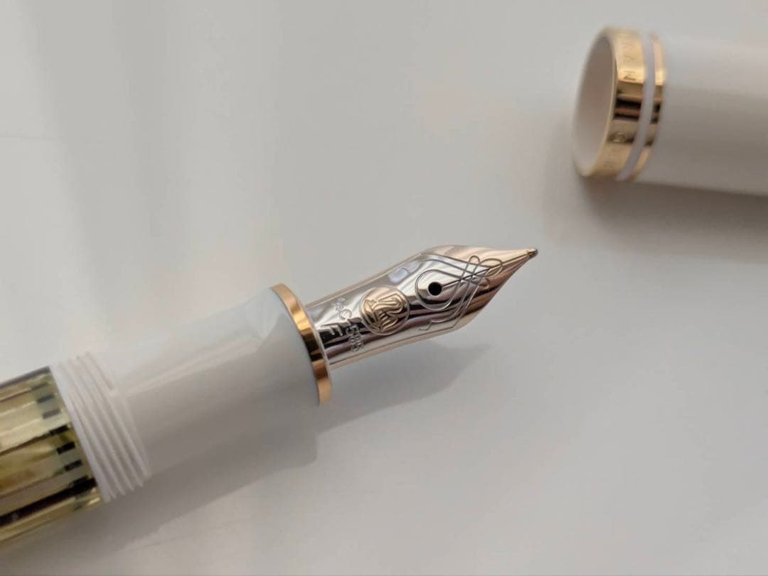 ペリカン スーベレーン M400 万年筆 ホワイトトータス F 細字