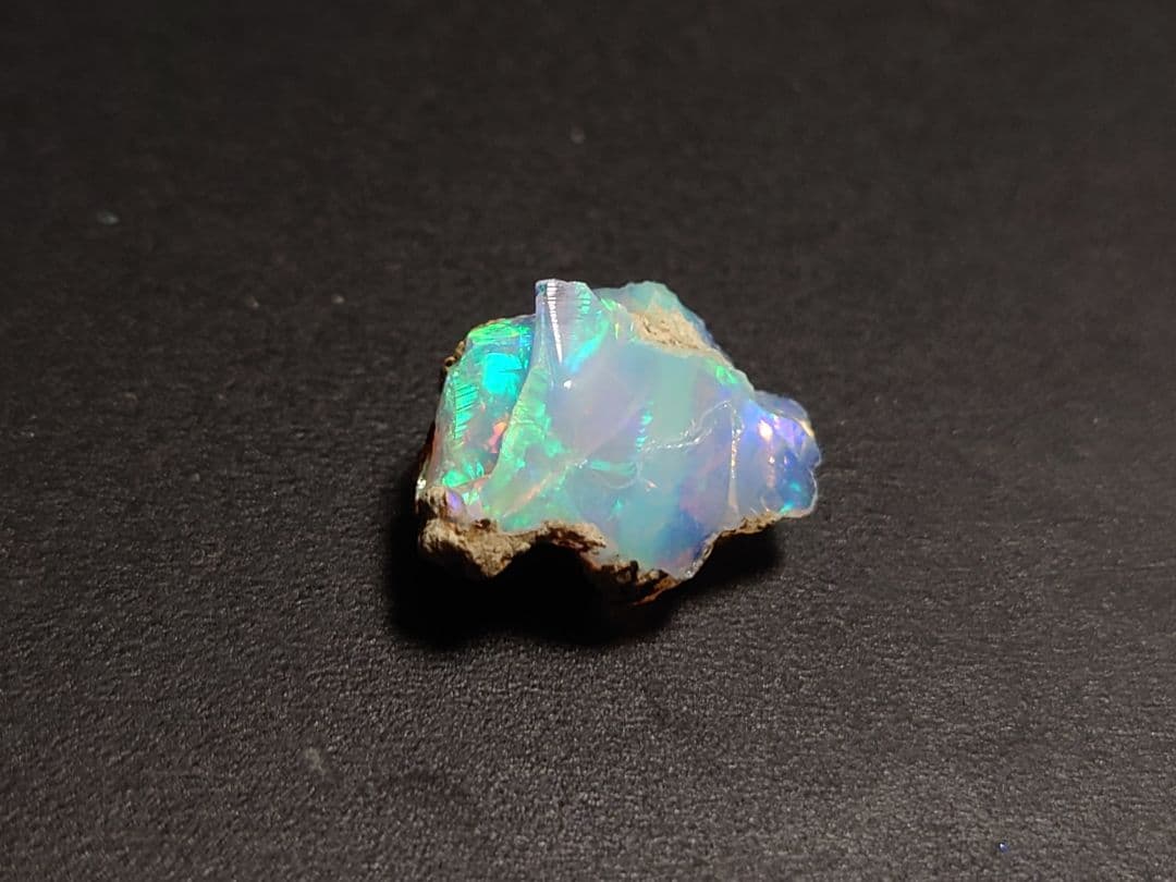 プレシャスオパール 原石 虹　ジュエリー　グレード　エチオピアウェロ産　鉱物標本