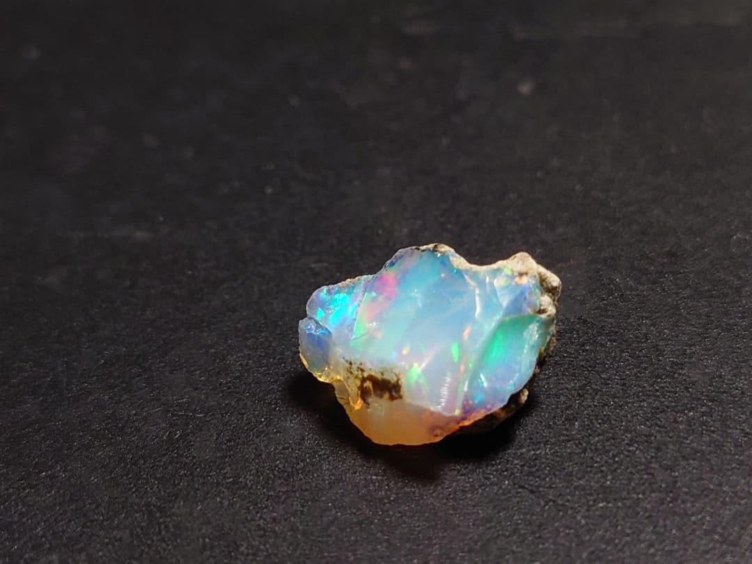 プレシャスオパール 原石 虹　ジュエリー　グレード　エチオピアウェロ産　鉱物標本