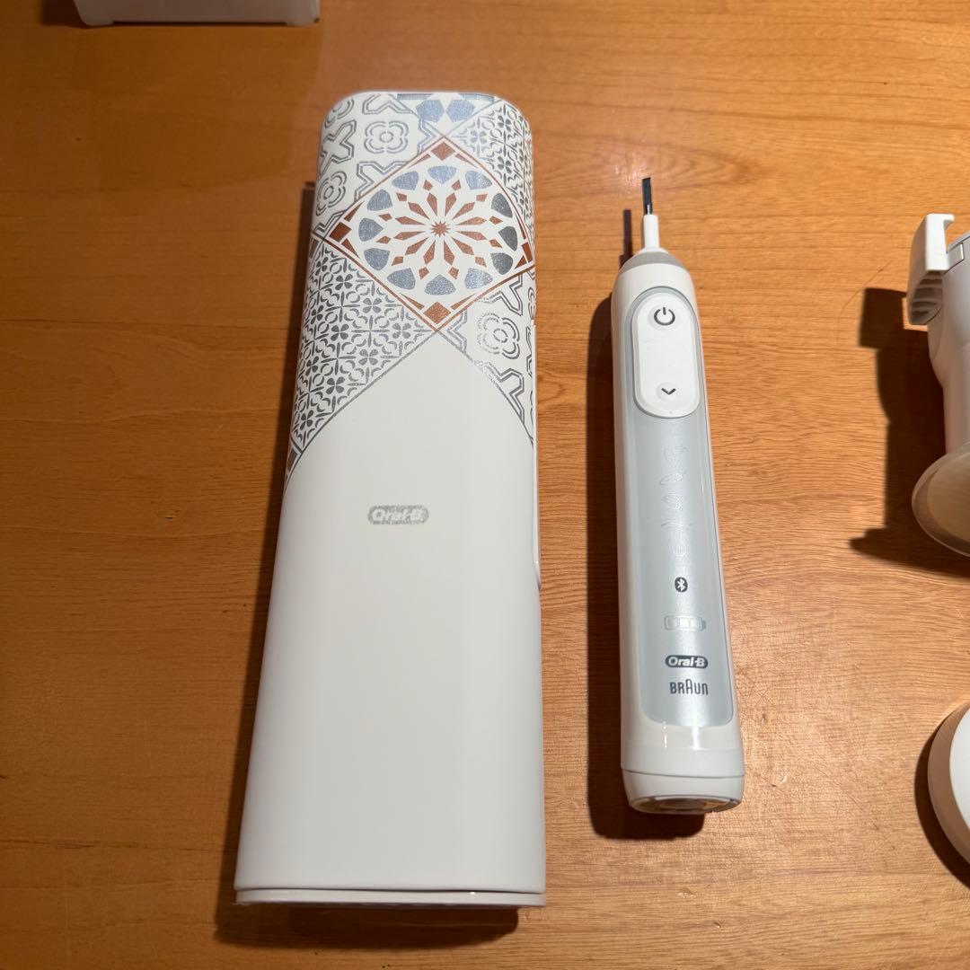 ブラウンオーラルBジーニアスエッスク　電動歯ブラシ　スマホ連動可　ポーチ付き