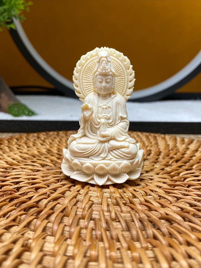 天然マンモス牙美しい手作り彫刻　浄瓶観音　置物