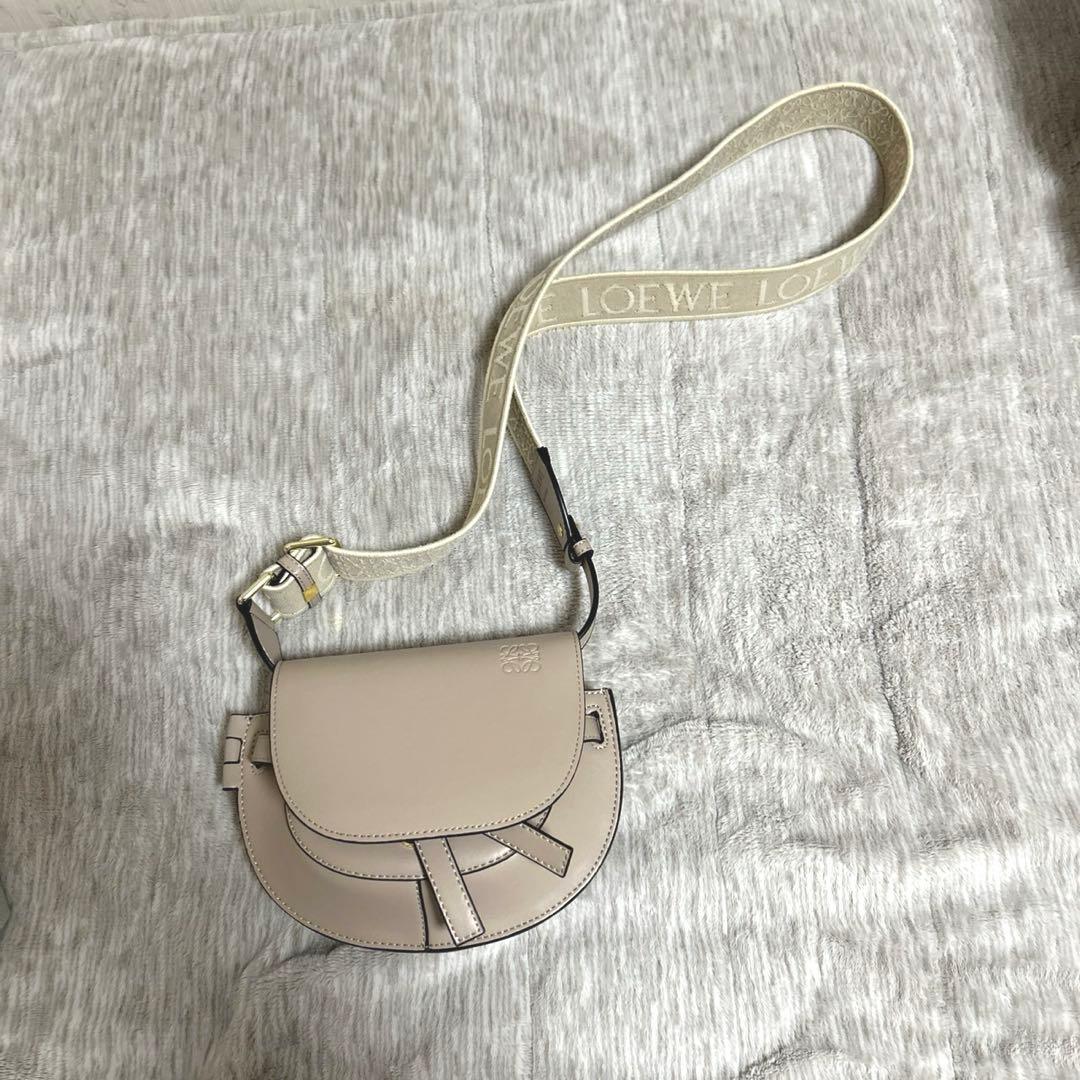 LOEWE ベージュ ラウンド型ショルダーバッグ