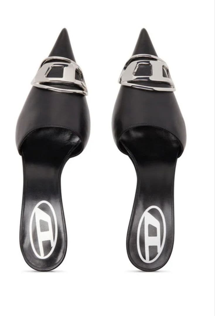 更にお値下げメタルバックル付き黒ポインテッドトゥサンダル