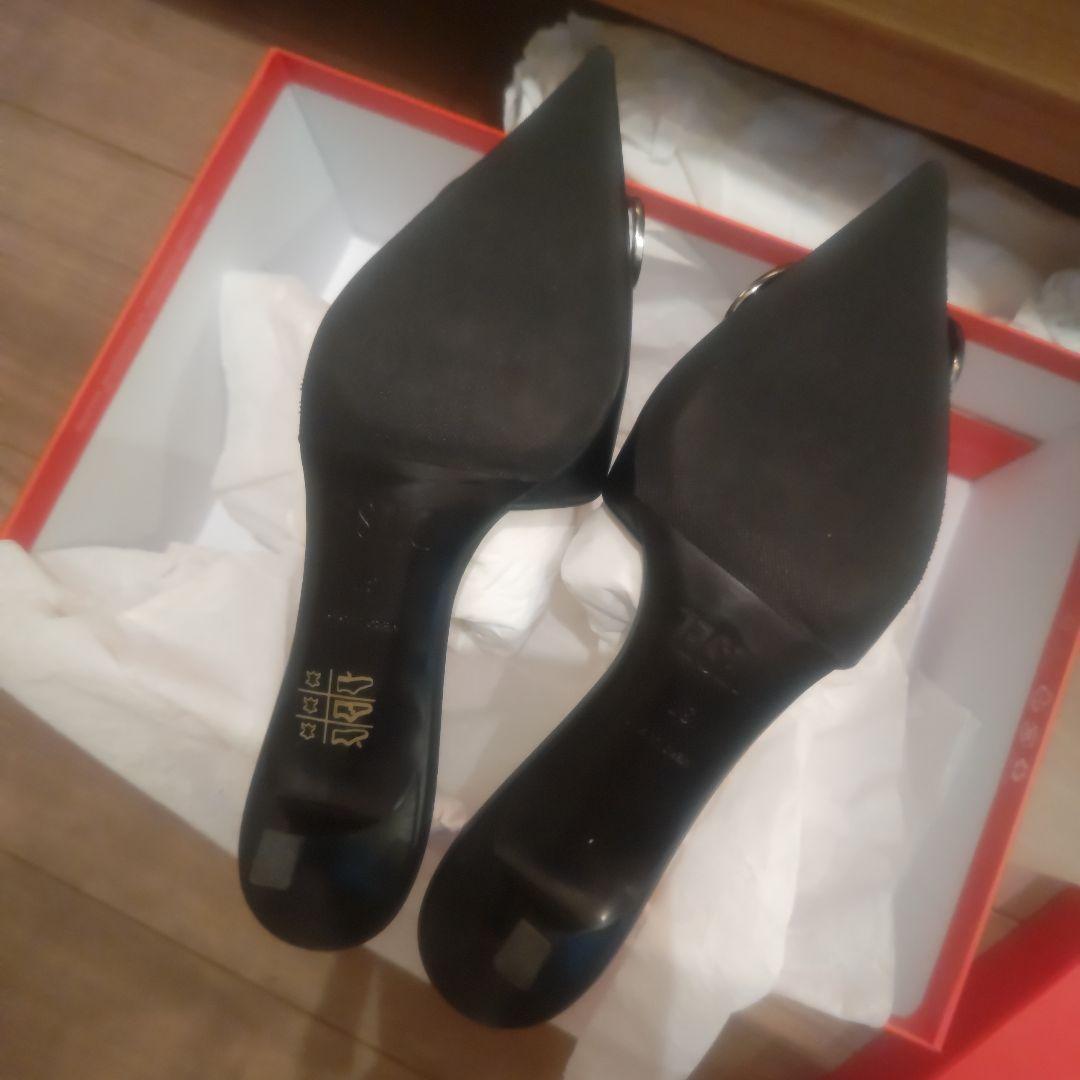 更にお値下げメタルバックル付き黒ポインテッドトゥサンダル