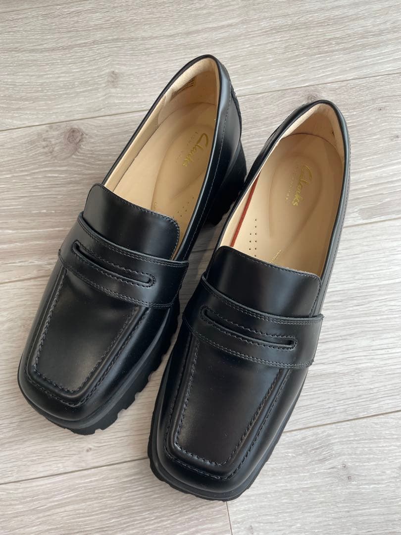 新品♡ clarks 定価2.6万♡ 本革　厚底ローファー