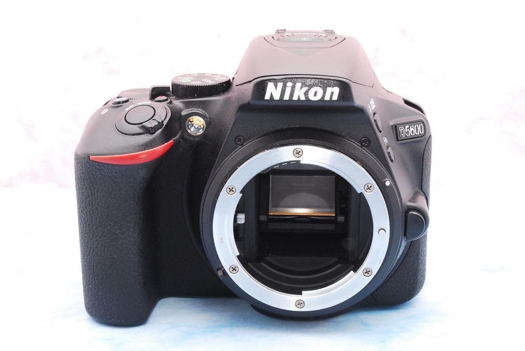 Nikon D5600☆一眼レフカメラ☆手ぶれ補正Wレンズ☆Wi-Fi♪