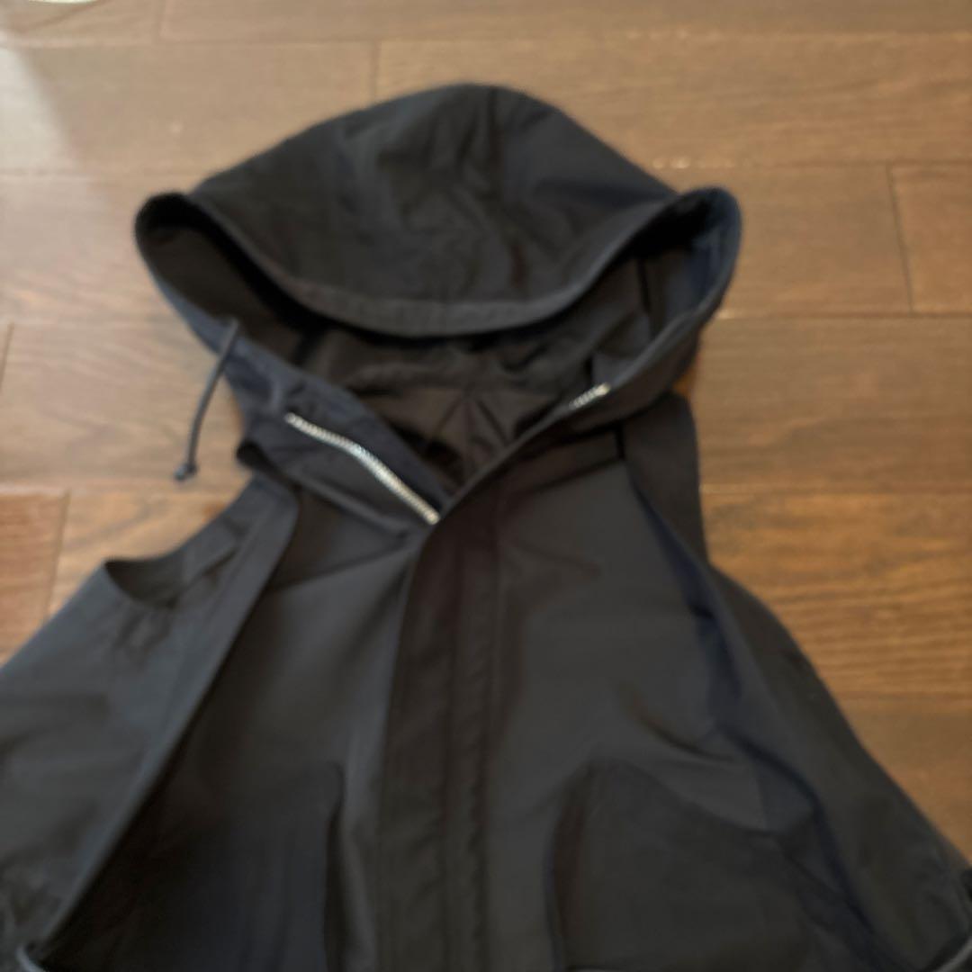 サカイ　　黒 フード付きベスト ナイロン製