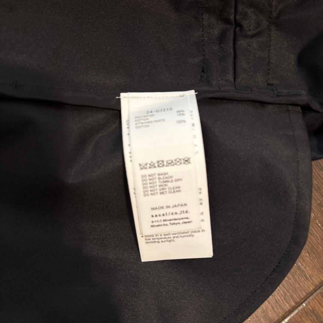 サカイ　　黒 フード付きベスト ナイロン製