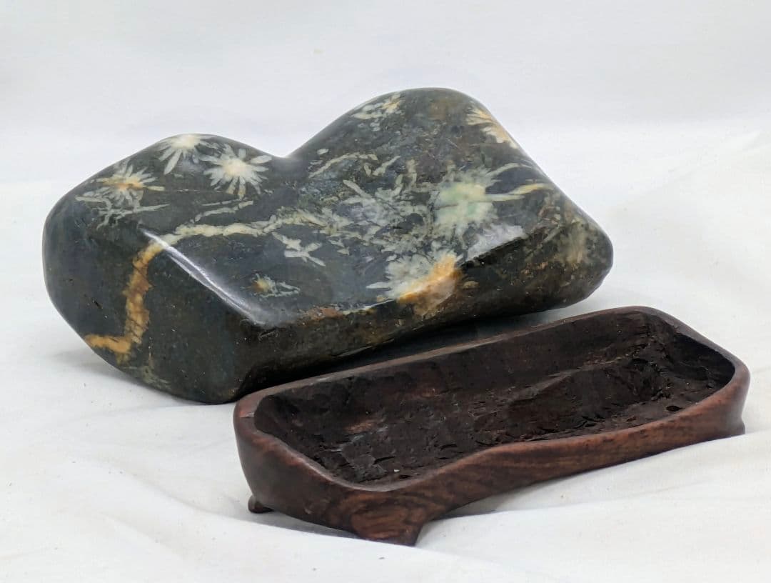 T*n様 菊花石　モスグリーン母岩に白の小花　根尾 鑑賞石 水石 自然石　紫檀台