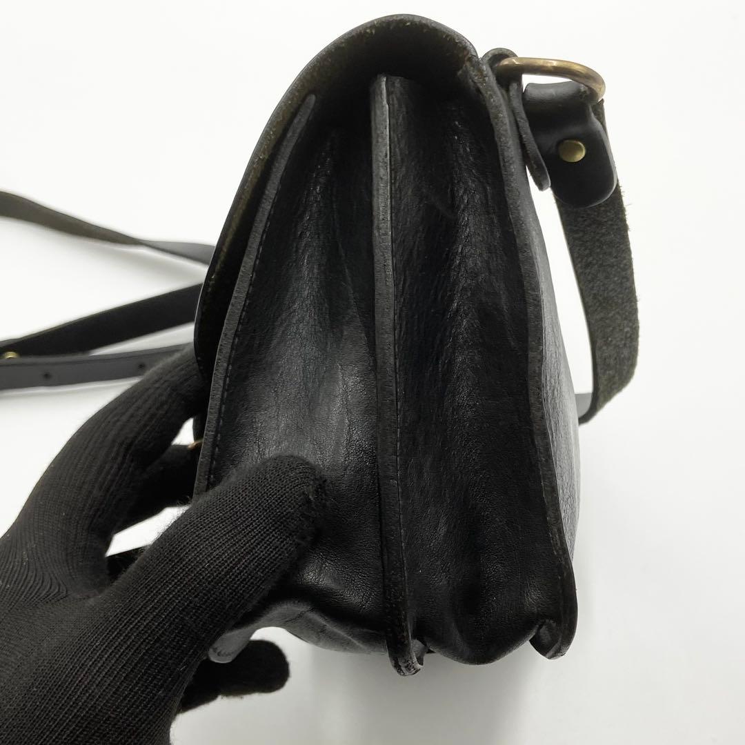 イルビゾンテ　ショルダーバッグ　フラップ　ロゴ刻印　オールレザー　ブラック