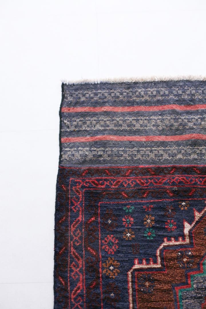 145cm×84cm バルーチ　トライバルラグ　ヴィンテージラグ　リビングサイズ