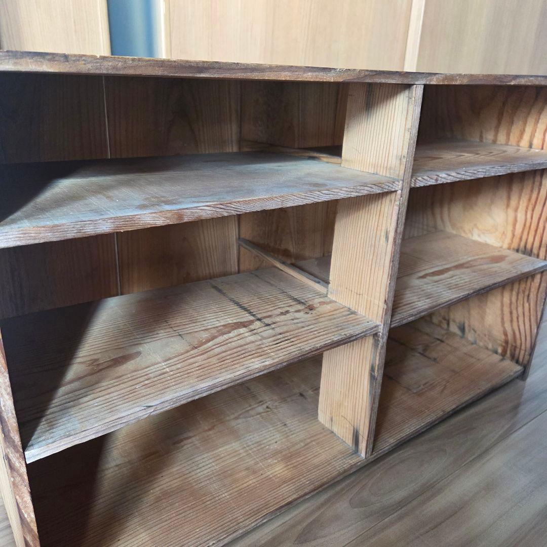 古びた棚　収納棚　オープンラック　アンティーク　古家具　木製棚　ボックス棚