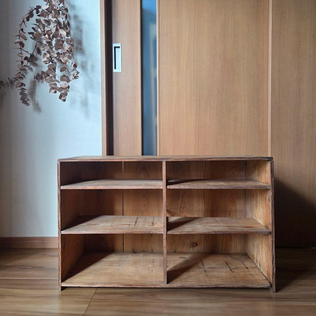 古びた棚　収納棚　オープンラック　アンティーク　古家具　木製棚　ボックス棚