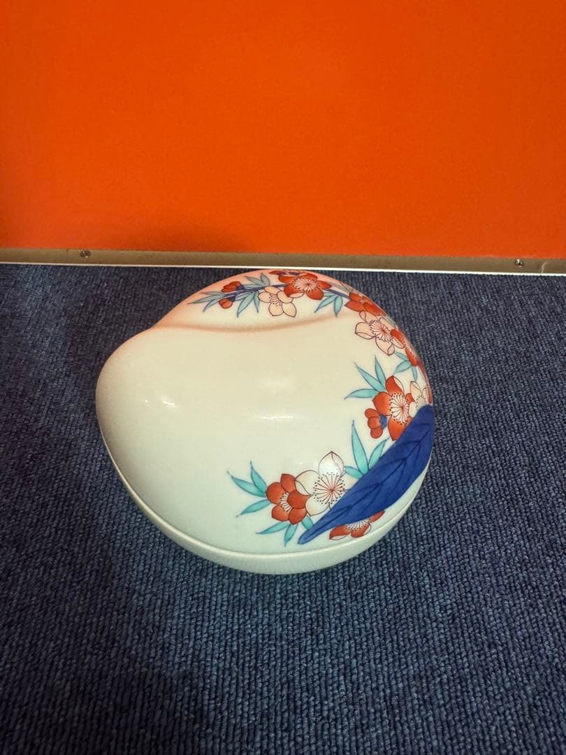 1685 鍋島 畑萬陶苑　色絵桃文 桃形蓋物