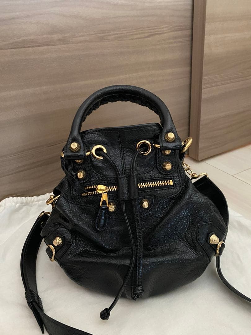 ベ*ラ様 BALENCIAGA MINI POMPON ブラックレザー ハンドバ