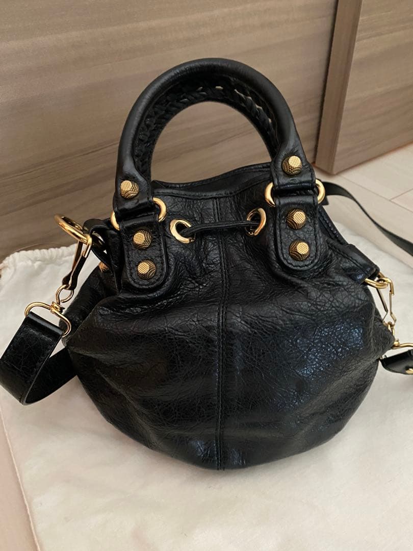 ベ*ラ様 BALENCIAGA MINI POMPON ブラックレザー ハンドバ