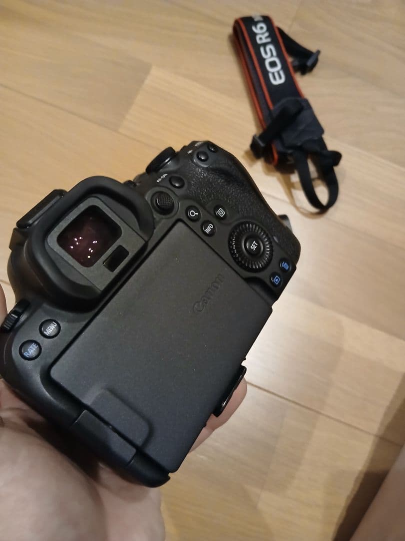 Canon EOS R6 mark2 ミラーレス一眼本体とバッテリー2個と充電器