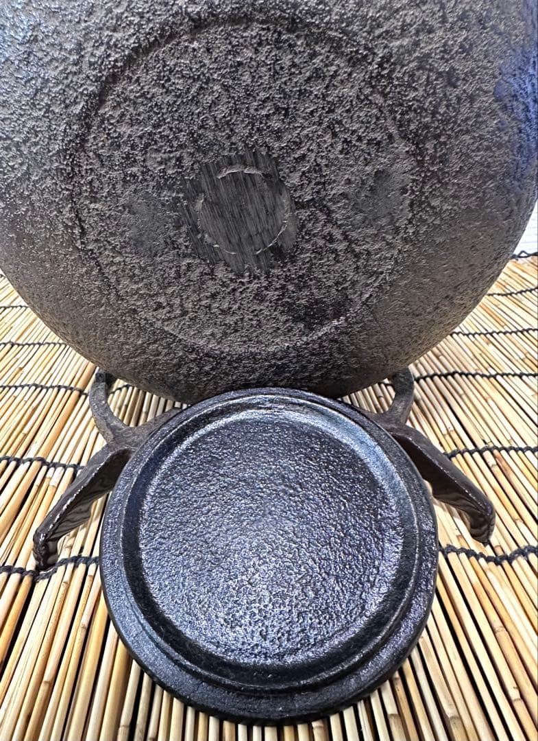 未使用品、供箱等付属品付　南部岩鋳三代目清茂作　２５型肌文様　南部鉄瓶　南部鉄器