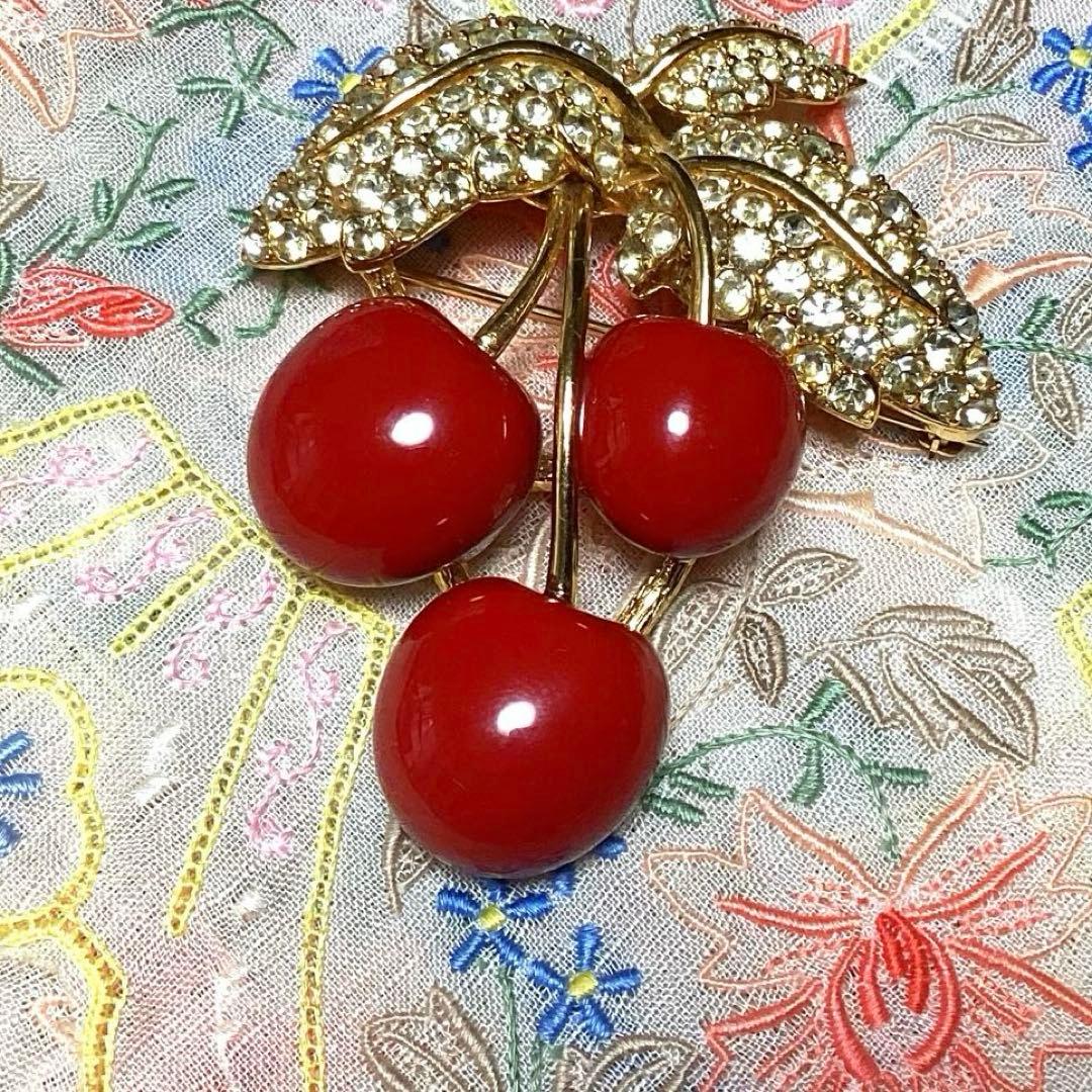 CINER コスチュームジュエリーエナメルとビジューのさくらんぼブローチ