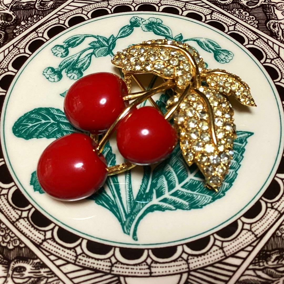 CINER コスチュームジュエリーエナメルとビジューのさくらんぼブローチ