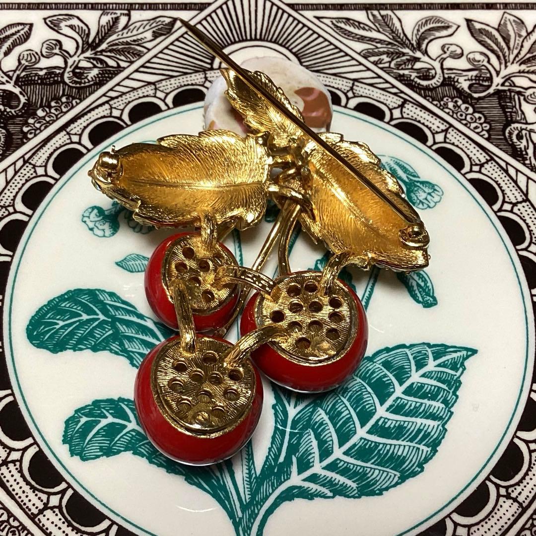 CINER コスチュームジュエリーエナメルとビジューのさくらんぼブローチ