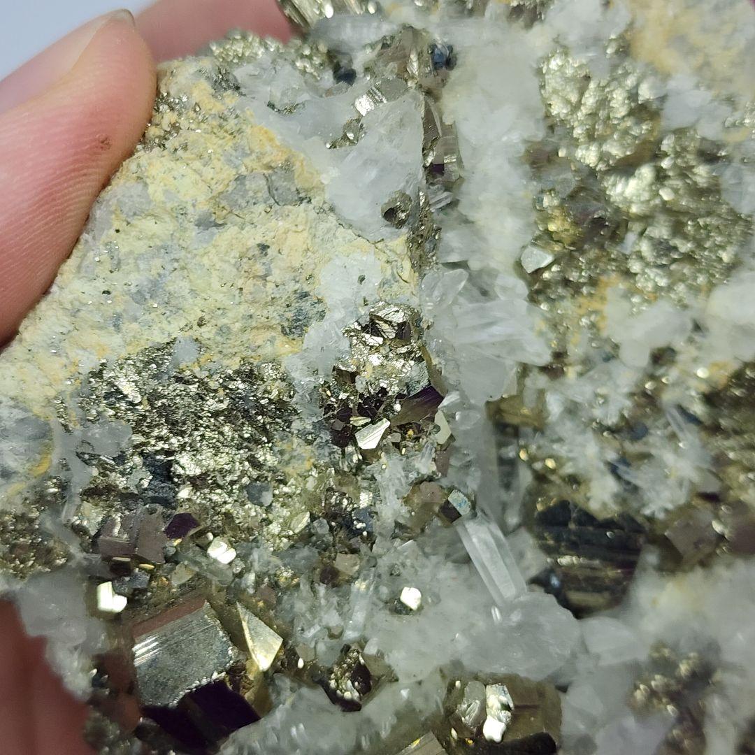 キラキラのパイライトとクリスタル水晶の共生 原石！