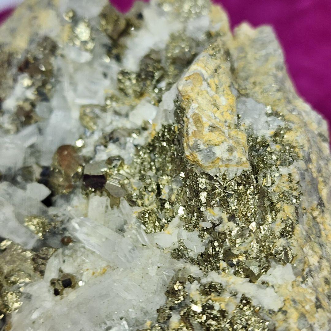 キラキラのパイライトとクリスタル水晶の共生 原石！