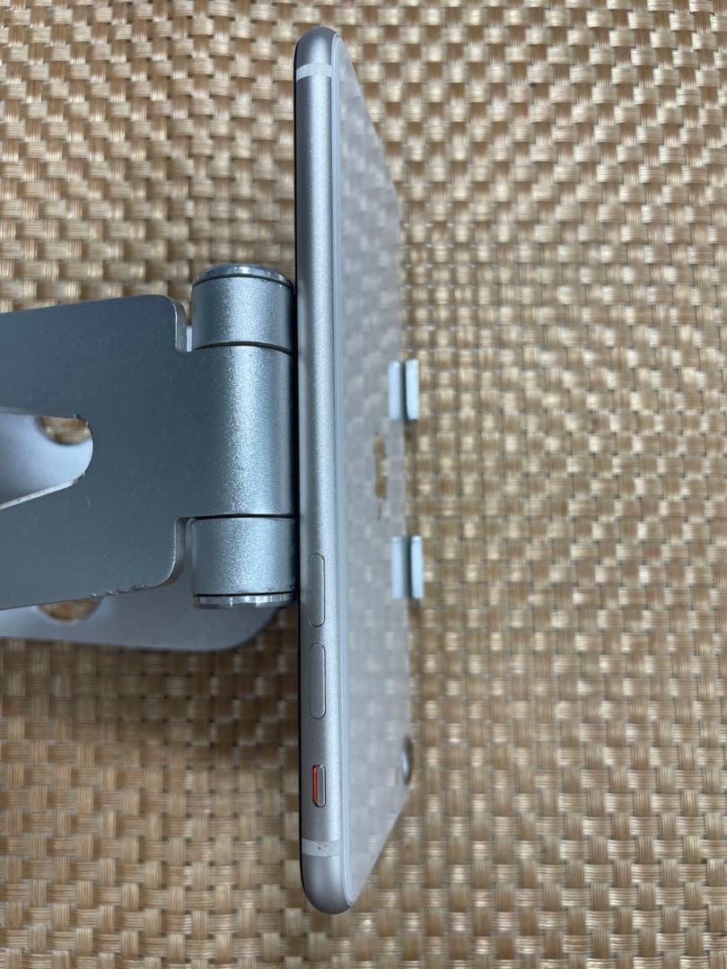 iPhone SE 第3世代 64 GBスターライトSIMフリー【4533】