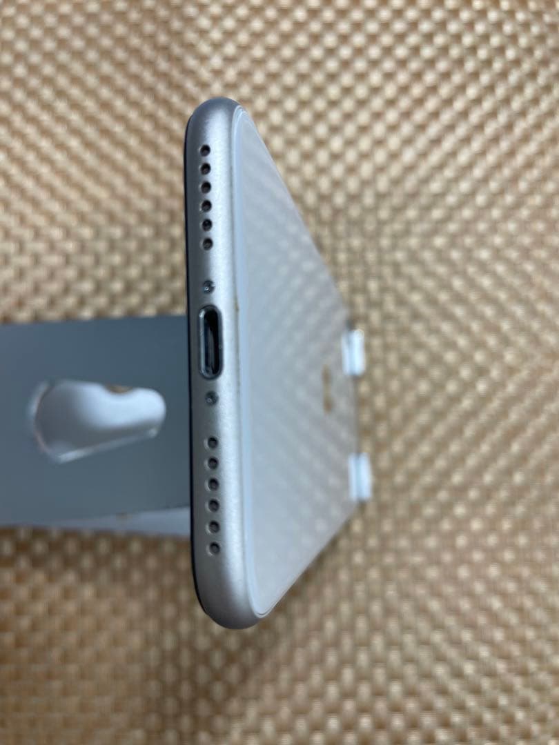 iPhone SE 第3世代 64 GBスターライトSIMフリー【4533】