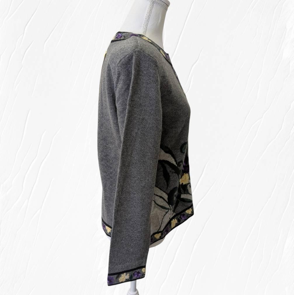 【未使用】高級 カシミヤ １００％ 花柄 グレー系 カーディガン ４２サイズ