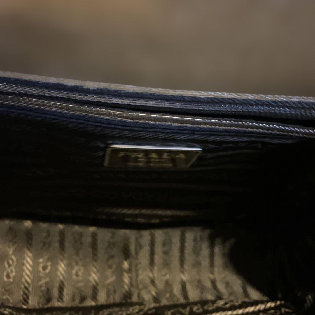 PRADA ベージュレザー ショルダーバッグ