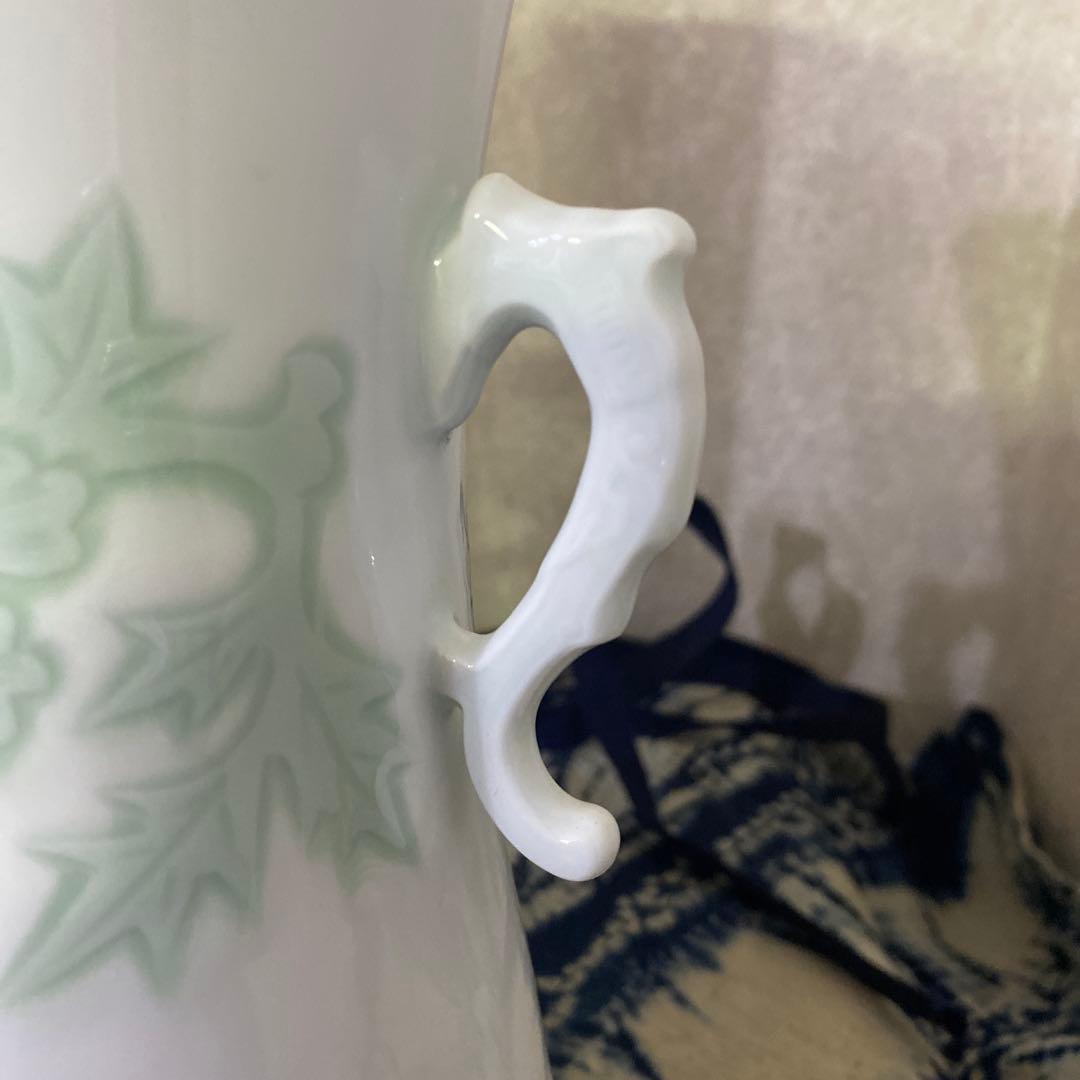 人間国宝　井上萬二　白磁緑釉牡丹文耳付花瓶