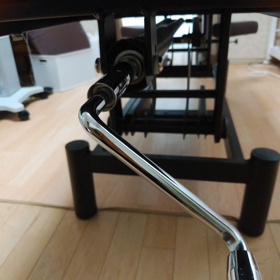 エステ・マッサージ施術 アームレスト付きベッド