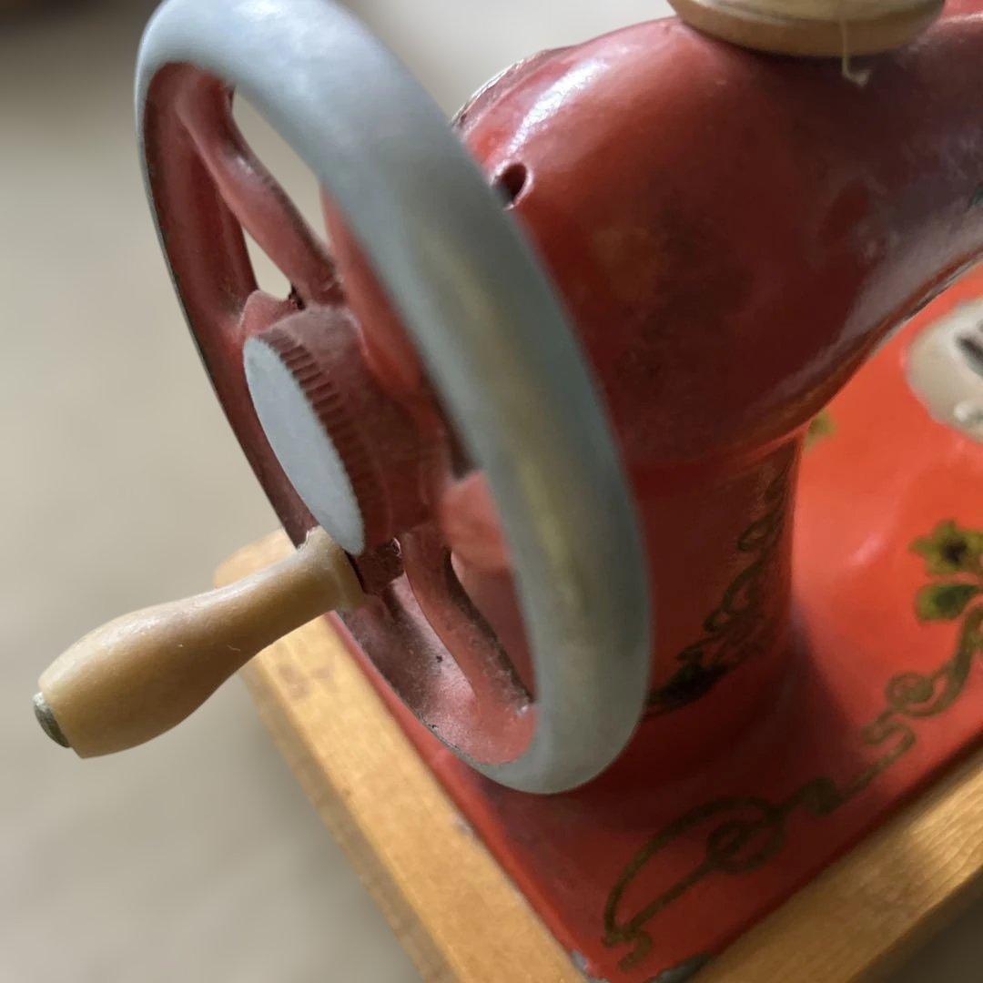 アンティーク 赤い手動ミシン