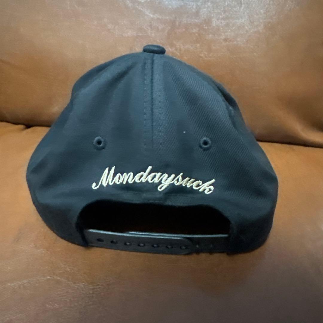 monday suck キャップ