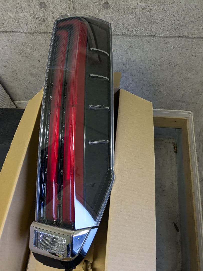 トヨタエスクァイア右テールライト
