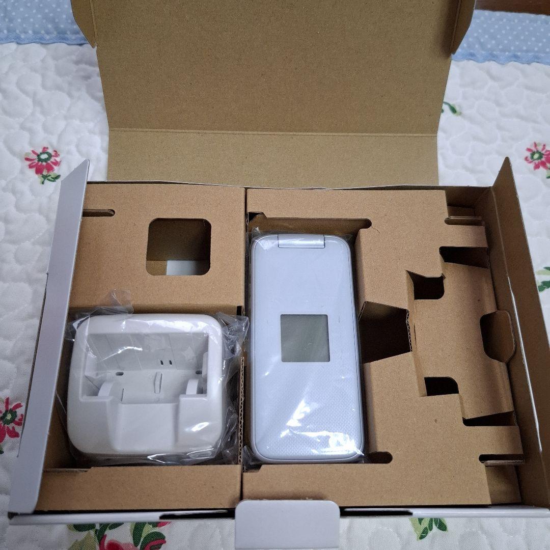 ドコモ　らくらくホン　F－01M　ホワイト ACアダプター・卓上ホルダー付き