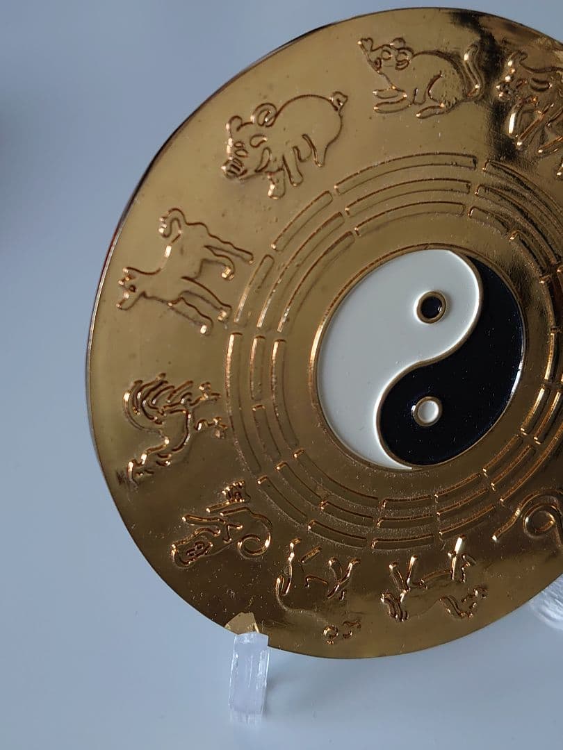 【開運・縁起物】金色 陰陽太極図 十二支 彫刻置物（袋・台座付）中国山東省希少品