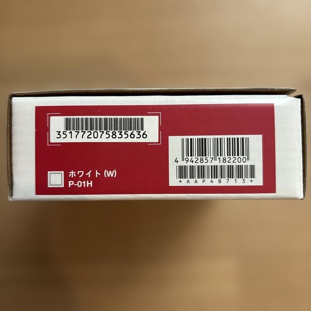 P-01H ホワイト 本体と付属品