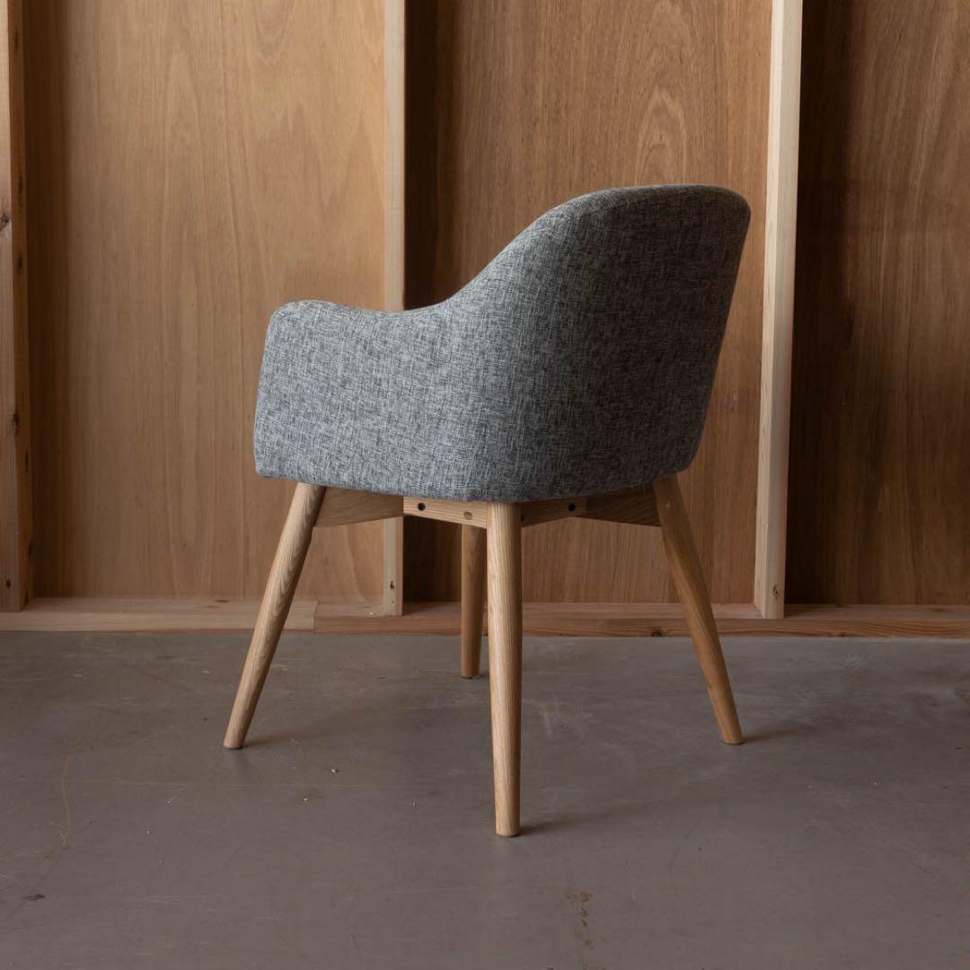 グレー 布張り アームチェア 木製脚
